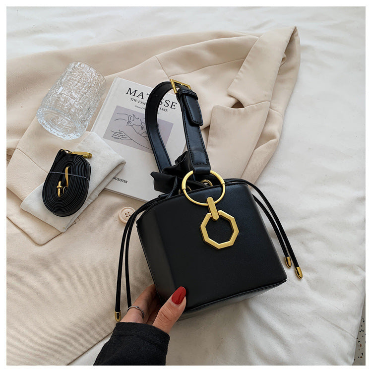 VAYRO Elegance – Mini Bucket Bag